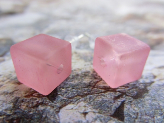 Ohrstecker hellrosa Würfel Quadrat Crushed Ice